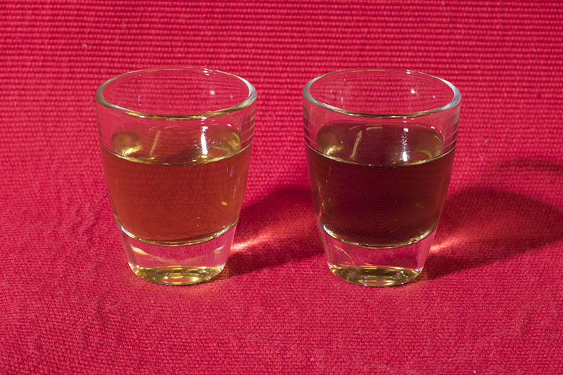 Wasserlinsen-Liqueur, Links mit Spirodela polyriza und Rechts mit Lemna minor hergestellt